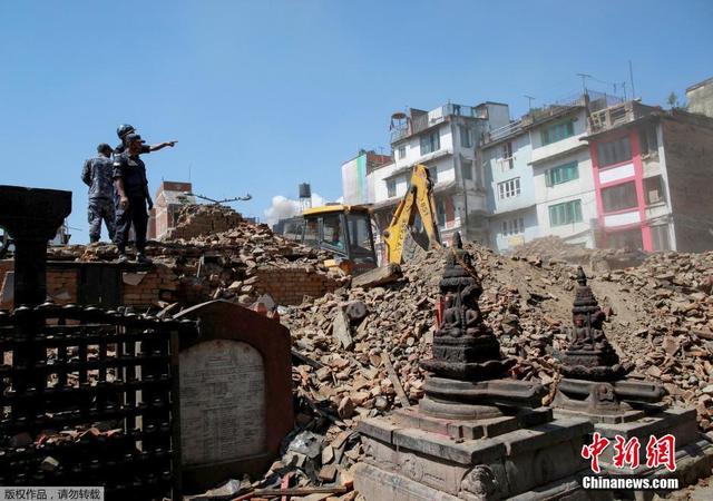 尼泊爾警察徒手清理震後廢墟 搜尋倖存者