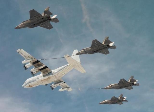 美军F-35B战机4机编队空中加油 场面够壮观