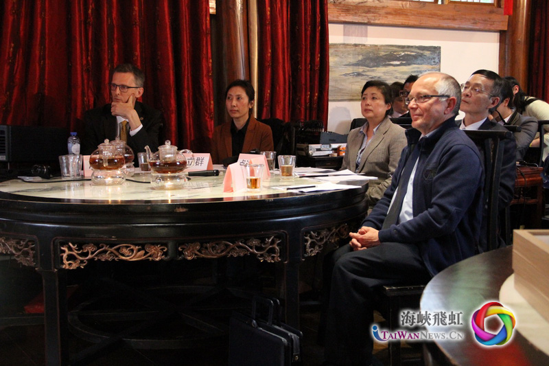 比利时赛区评委正在细心观察选手表现。