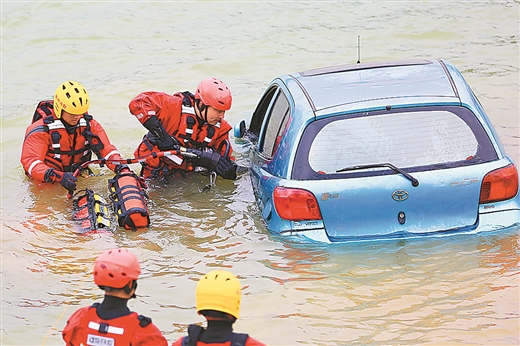 广西消防总队在柳州举行水上应急救援演练
