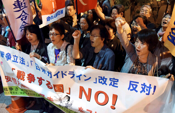 日本民众聚集首相官邸 抗议日美防卫合作扩至全球