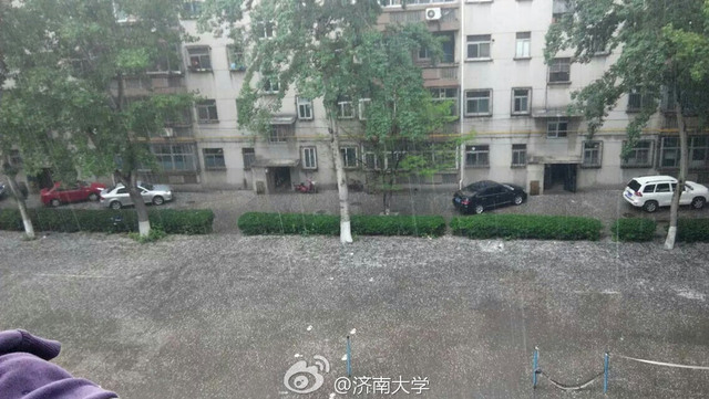 濟南迎來暴雨侵襲 大塊冰雹砸向市區