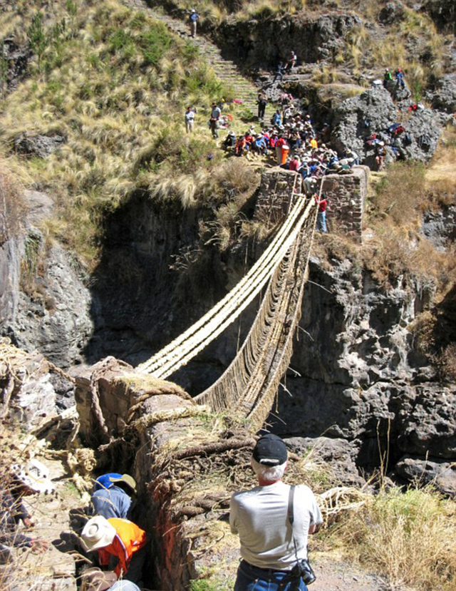 秘魯村民冒生命危險修補古印加草繩橋