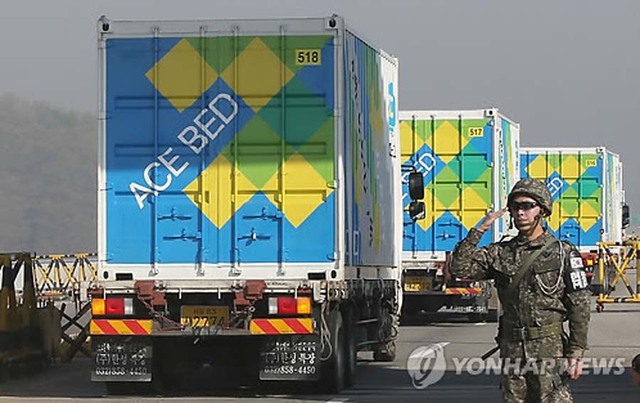 韩国卡车载满肥料前往朝鲜 援助农业建设
