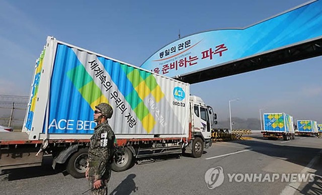 韩国卡车载满肥料前往朝鲜 援助农业建设