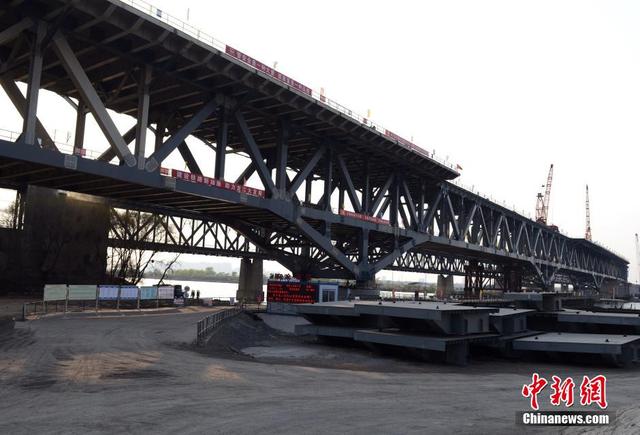 中国最早公铁两用桥"换代桥"主桥合龙