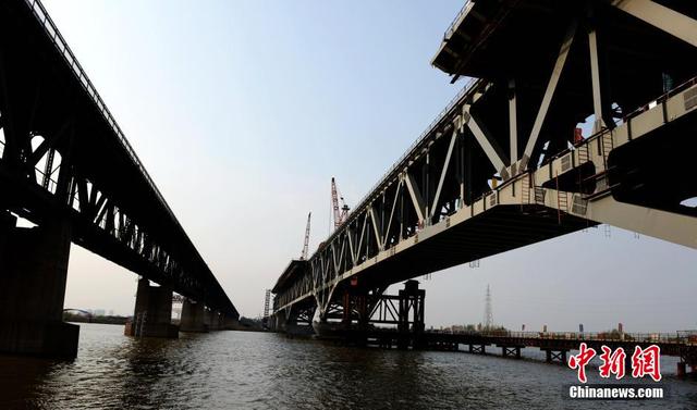 中国最早公铁两用桥"换代桥"主桥合龙