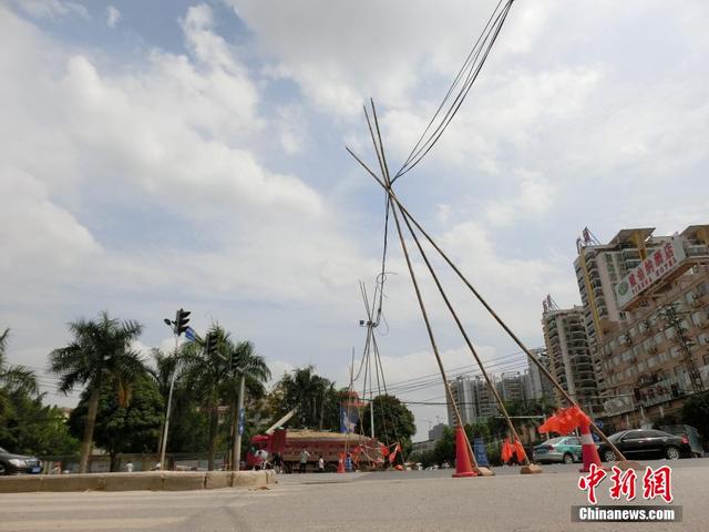 南寧大貨車撞電線桿6天無人管 成街頭"風景"