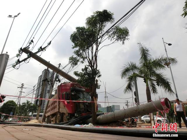 南宁大货车撞电线杆6天无人管 成街头"风景"