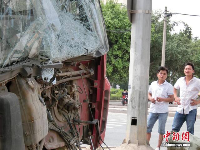 南宁大货车撞电线杆6天无人管 成街头"风景"