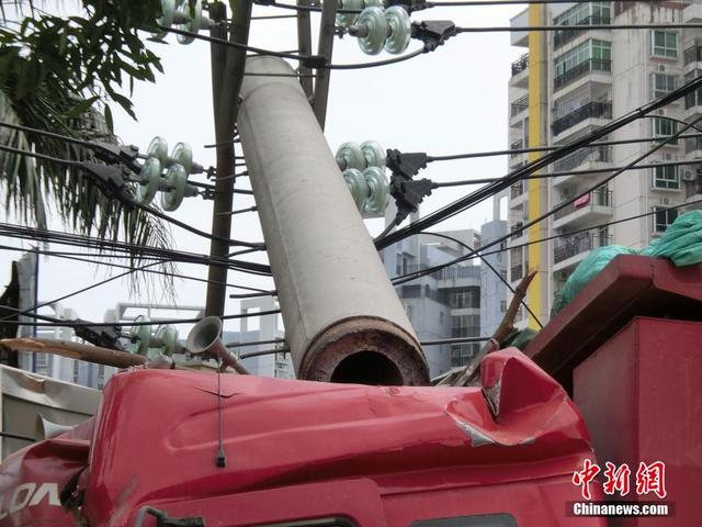 南宁大货车撞电线杆6天无人管 成街头"风景"