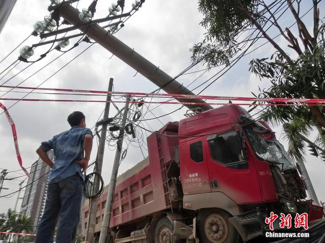 南宁大货车撞电线杆6天无人管 成街头"风景"