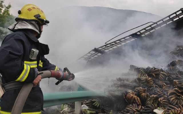 贵州一货车冲出护栏起火 32吨香蕉被烤焦