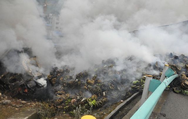 贵州一货车冲出护栏起火 32吨香蕉被烤焦