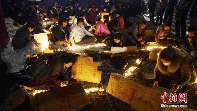 青海玉树民众为尼泊尔地震遇难者点灯祈福