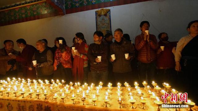 青海玉樹民眾為尼泊爾地震遇難者點燈祈福