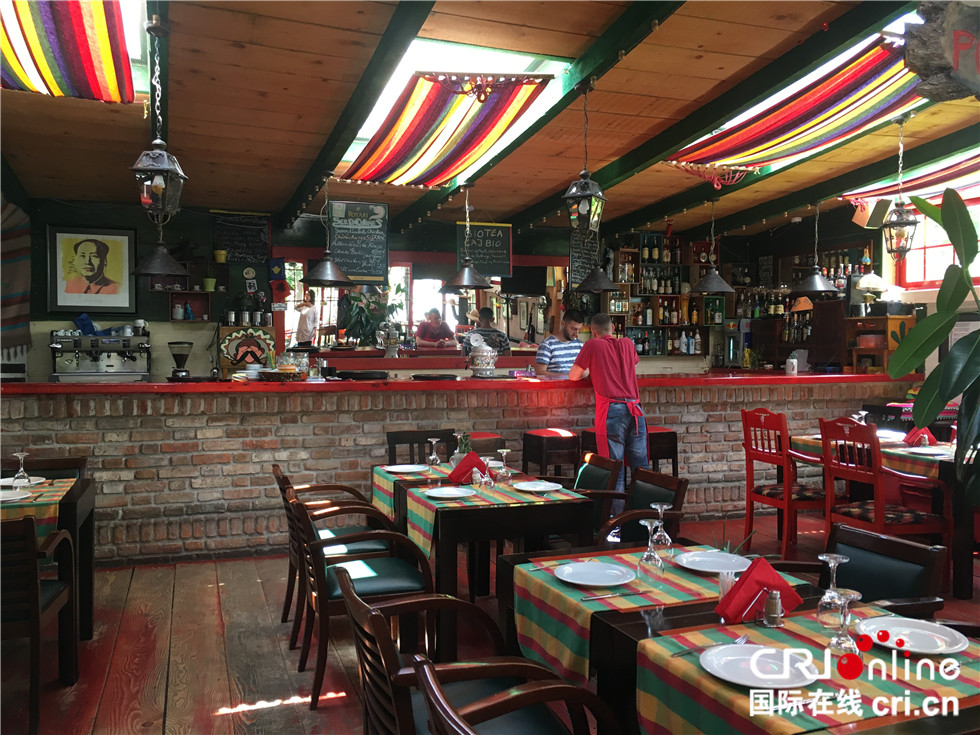 图片默认标题_fororder_挂着毛主席相的餐厅