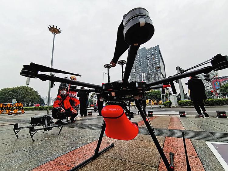 南宁警方出动硬核装备为疫情防控工作提供空中支援