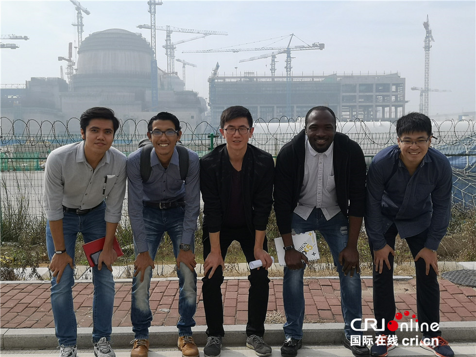 图片默认标题_fororder_与“华龙一号”合影留念