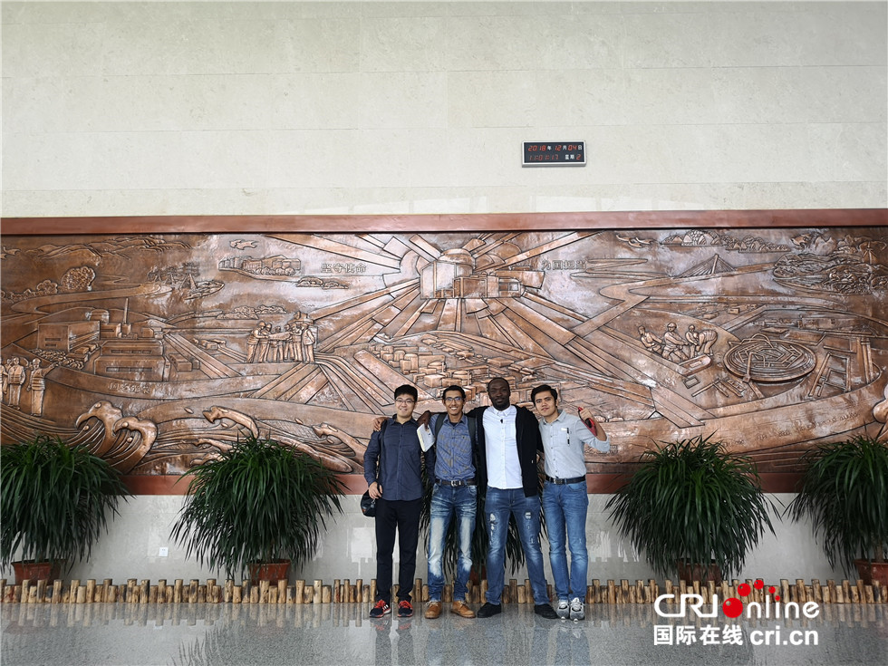 图片默认标题_fororder_中国核电发展史浮雕前合影，正中间为华龙一号