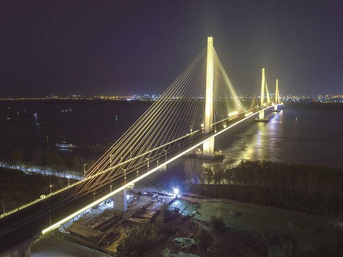 南京長江五橋正在進行燈光設備調試