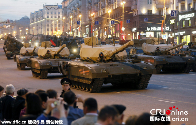 俄阅兵夜间彩排 装甲车上街引围观