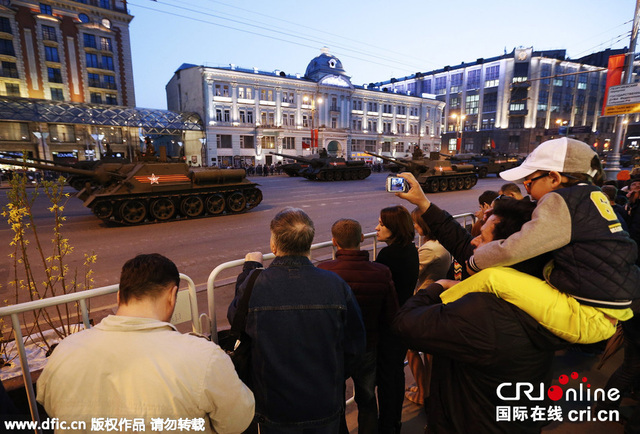 俄阅兵夜间彩排 装甲车上街引围观