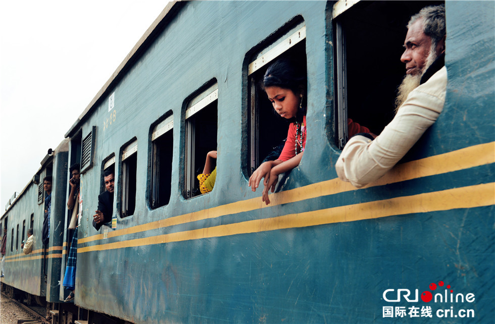 图片默认标题_fororder_【希望的列车】中铁二院--谷峰--2014年11月，孟加拉达卡，由中铁二院承担的栋吉至派罗布·巴扎尔增建二线铁路现场。这列即将被淘汰的老式列车从铁道上缓缓驶过，车窗里的小女孩在期望今后更快更舒适的列车，而老人家则回忆着孟加拉铁路即将逝去的落后历史。.JPG