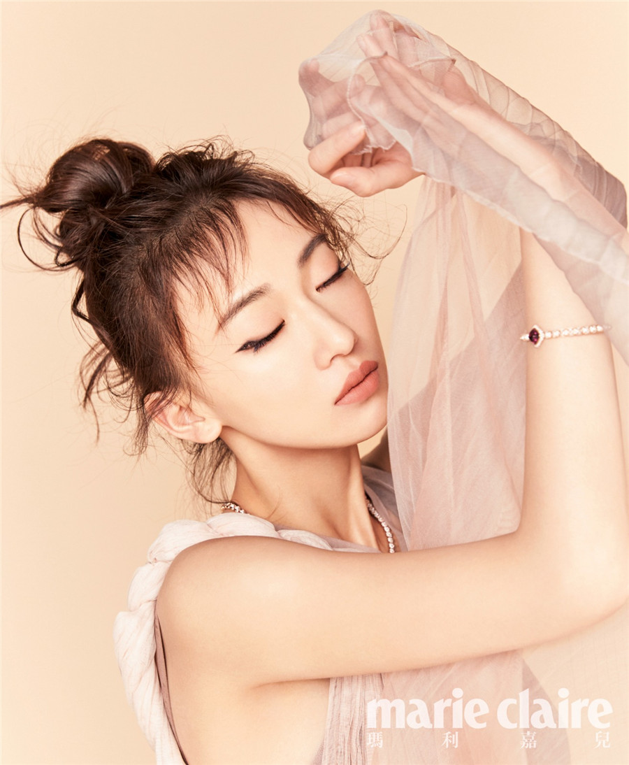 吴谨言封面大片曝光复古优雅尽显多面魅力