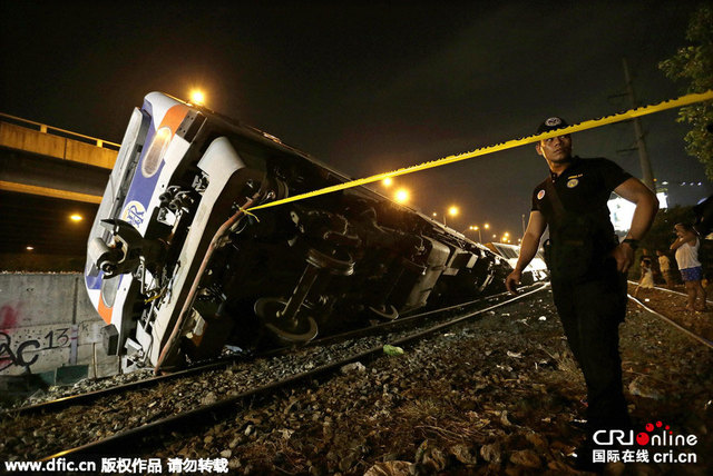 菲律宾一列火车脱轨 至少80人受伤