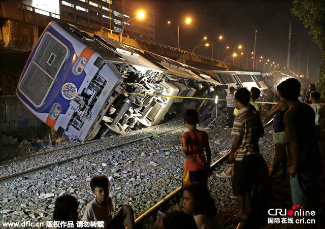 菲律賓一列火車脫軌 至少80人受傷