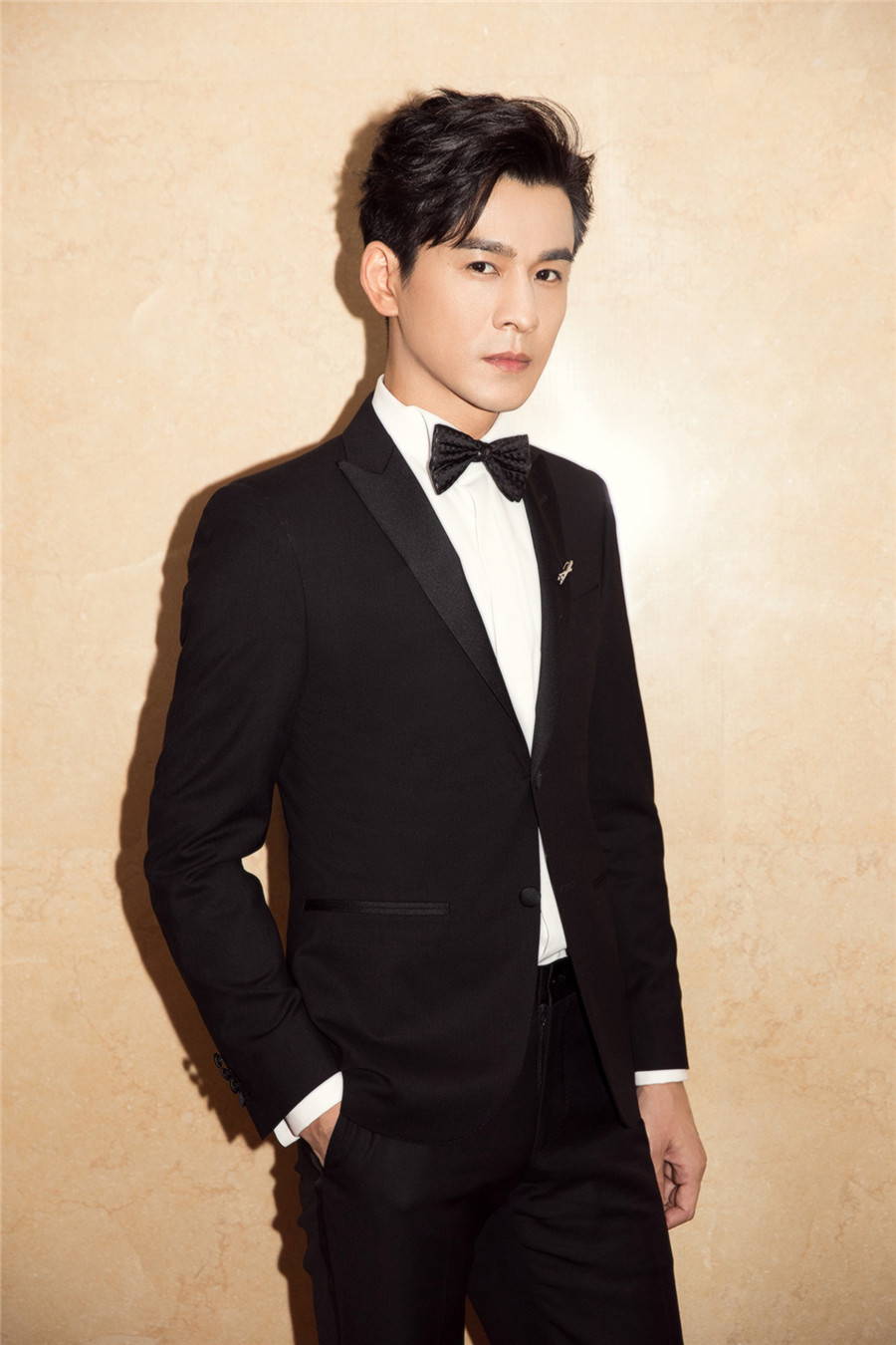 乔振宇出席活动 简练黑西装绅士有型格