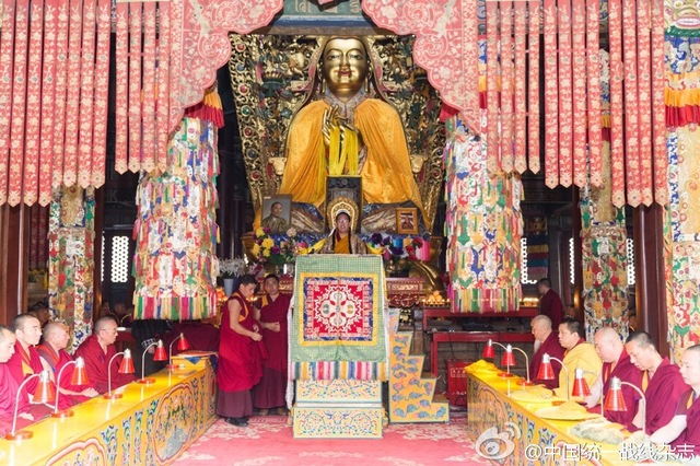 十一世班禅为尼泊尔和西藏地震灾区举行祈福法会