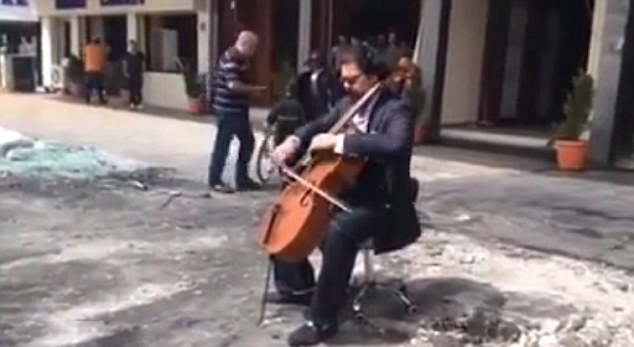伊拉克大提琴家恐襲地演奏傳遞正能量