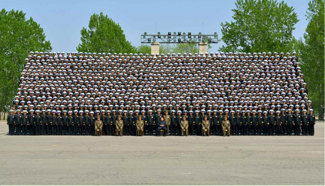 金正恩与朝鲜人民军训练干部合影留念