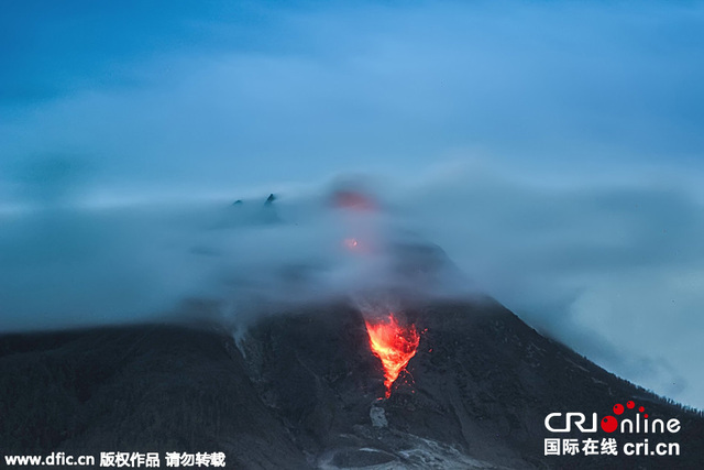 印尼錫納朋火山持續噴發場面壯觀