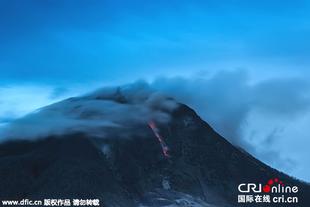印尼錫納朋火山持續噴發場面壯觀