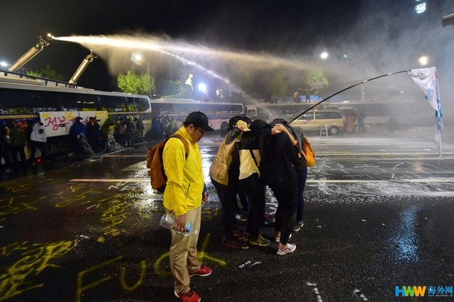 韩国示威者要求独立调查“世越号”乘船事故遭高压水枪驱赶