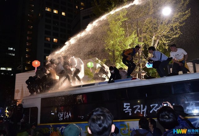 韩国示威者要求独立调查“世越号”乘船事故遭高压水枪驱赶