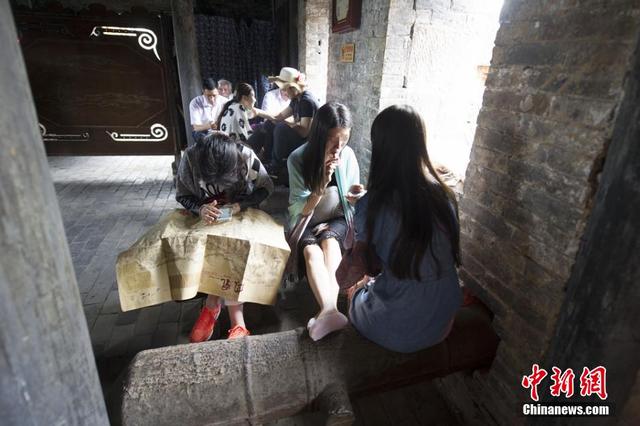 凤凰古城400余年明代古炮遭游客随意踩踏