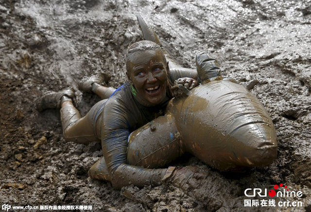 英国举行"泥巴硬汉"比赛 参赛者泥地里摸爬滚打