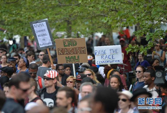 巴尔的摩举行大规模集会 庆祝涉案警察被起诉