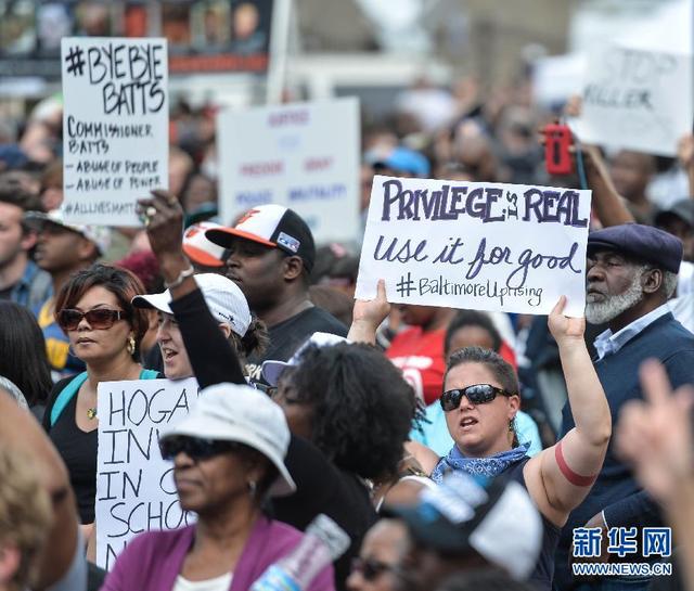 巴尔的摩举行大规模集会 庆祝涉案警察被起诉