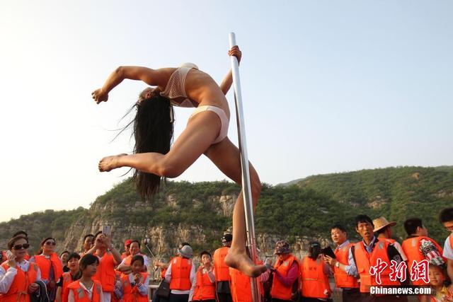 鋼管舞女神黃河遊輪性感熱舞挑戰人體旗幟