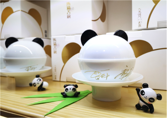 成都文化新名片“熊猫盖碗”背后的特产大师夏科与匠人廖天浪