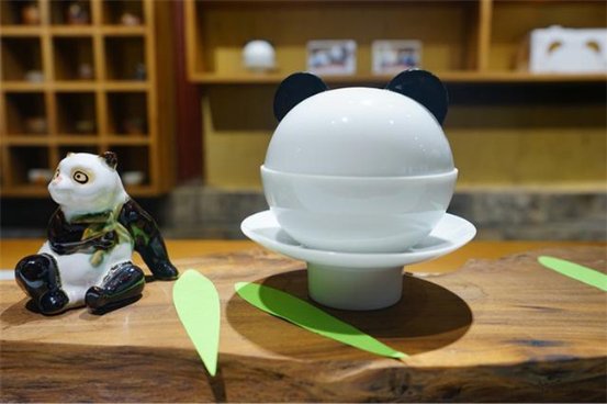 成都文化新名片“熊猫盖碗”背后的特产大师夏科与匠人廖天浪