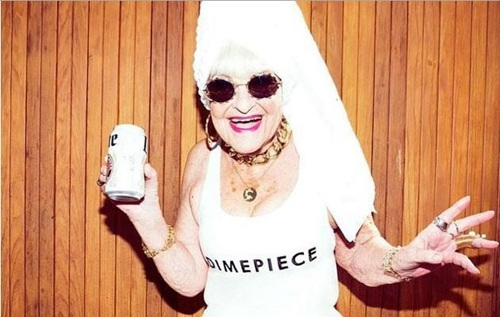 美国86岁老太当上泳装模特 风格独特受追捧 美国86岁老太当上泳装模特 风格独特受追捧