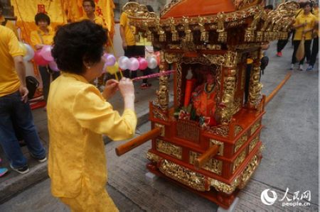 香港传统节日天后诞 逾百人送轿寓意风调雨顺