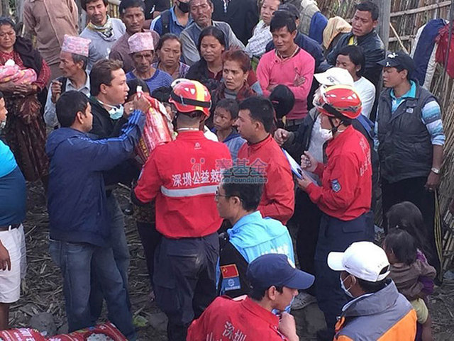中国民间救援队向尼泊尔灾民发放6吨大米