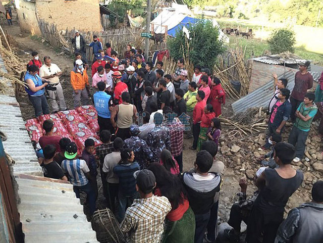 中国民间救援队向尼泊尔灾民发放6吨大米